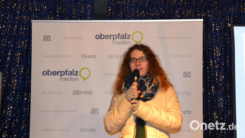 Karaoke am Weihnachtsmarkt begeistert Sänger und Zuhörer in Amberg und ist Kult. Bild: Enrico Hanf
