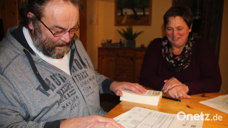 Sie lassen sich nicht entmutigen: Willibald Renner hat sich in die Materie hineingefuchst, Ehefrau Ute Renner findet: "Ein normaler Mensch versteht diese Bescheide nicht.". Bild: jrh