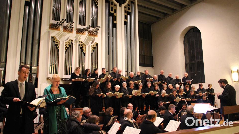 Weihnachtsfreude weckte die Sulzbacher Kantorei, begleitet vom Weidener Kammerorchester unter der Leitung von KMD Gerd Hennecke (rechts), mit Johann Sebastian Bachs Weihnachtsoratorium in der Christuskirche in Sulzbach-Rosenberg. Bild: cog