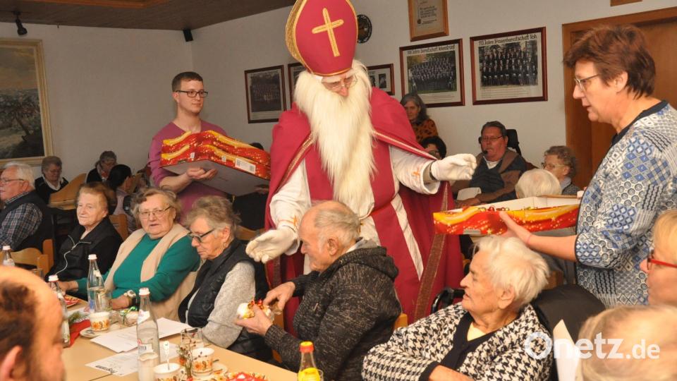 Der Nikolaus beschenkt die Patienten der BRK-Hauskrankenpflege. Bild: dob