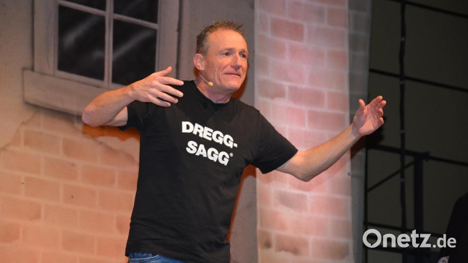 Einen bestens aufgelegten Michl Müller erleben die Zuschauer in der Mitterteicher Mehrzweckhalle. Scharfsinnig nimmt der Comedian Aktuelles aus Politik und Gesellschaft aufs Korn. Er kommt sympathisch, gewohnt lebensnah und authentisch rüber. Seine Fans sind begeistert. Bild: jr
