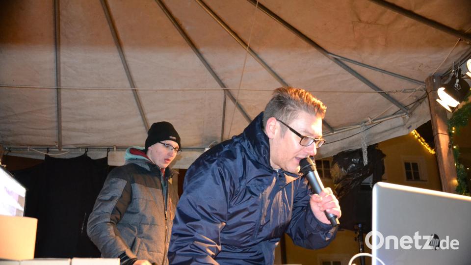 Karaoke am Weihnachtsmarkt begeistert Sänger und Zuhörer in Amberg und ist Kult. Bild: Enrico Hanf