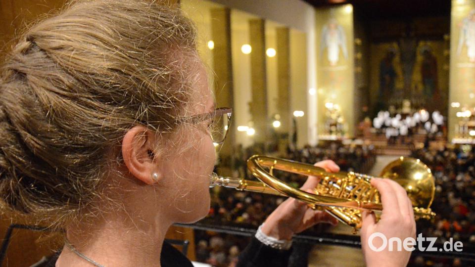 Walburga Puff bläst Jeremiah Clarkes "Trumpet Voluntary"" von der Empore. Bild: Kunz