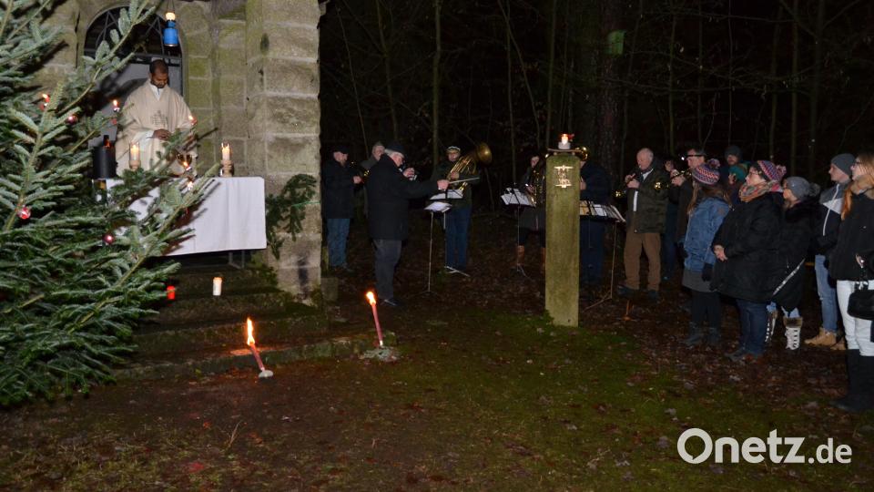 Pfarrvikar Mejo Jose und die Stadkapelle gestalteten die Christmette auf der "Heiligen Staude" feierlich und fröhlich. Bild: hcz