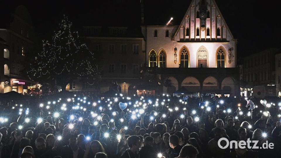 Ein beeindruckendes Bild vor dem hell erleuchteten Rathaus: Rund 2000 Amberger feiern zwei Tage vor der Landtagswahl im Oktober am Marktplatz ein Fest der Demokratie. Bild: Hartl