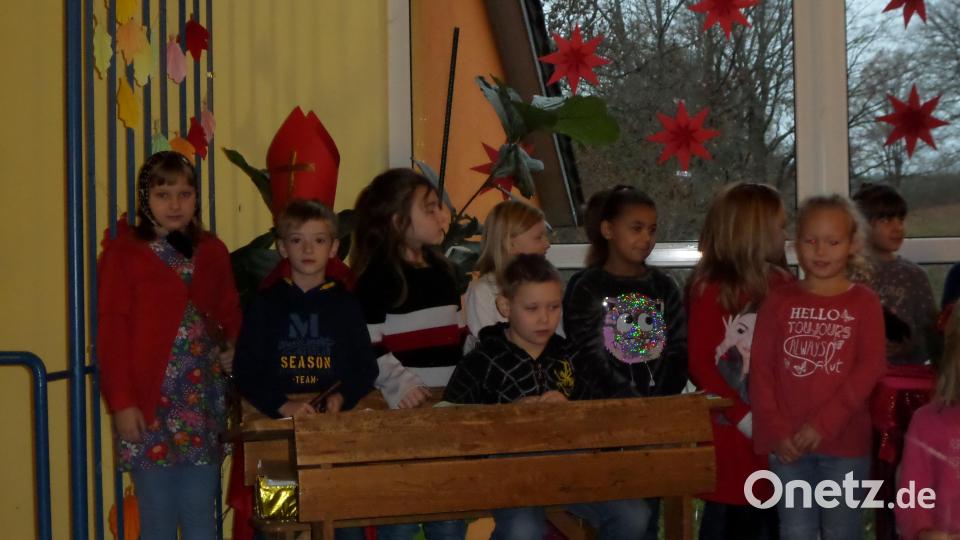 Ein bunter Reigen von Liedern, Gedichten, Spielstücken und einem Tanz sorgten für ein abwechslungsreiches Programm bei der Schulweihnacht. Bild: ela