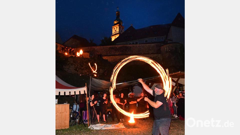 Fest notiert haben sich die Sulzbach-Rosenberger ihr Altstadtfest im Kalender im Juni. Die große Feuershow lockt viele Besucher. Bild: Hartl
