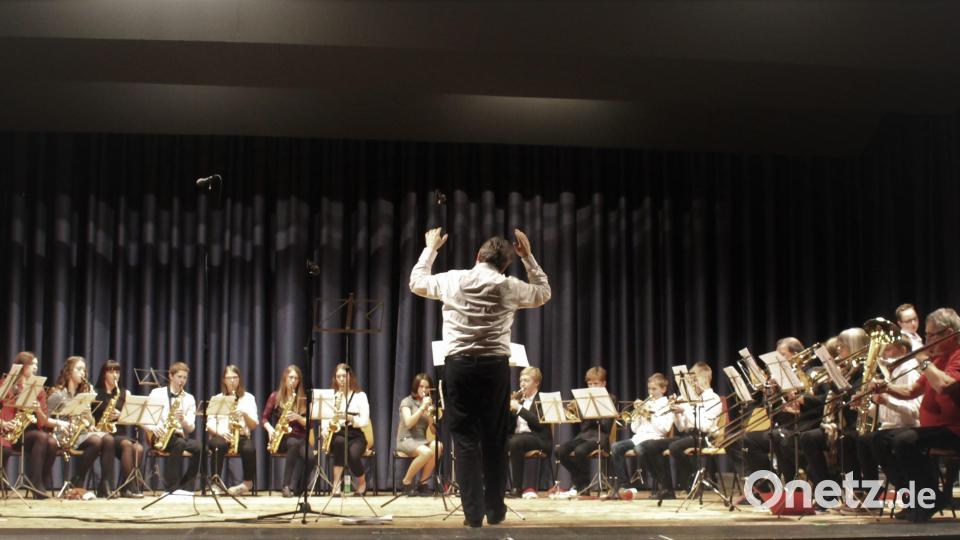 Die Big Band unter Leitung von Hermann Heinrich spielt unter anderem „All I want for christmas is my two front teeth“ und „Christmas tree ride“. Die Weihnachtsmütze darf da nicht fehlen. Bild: mri