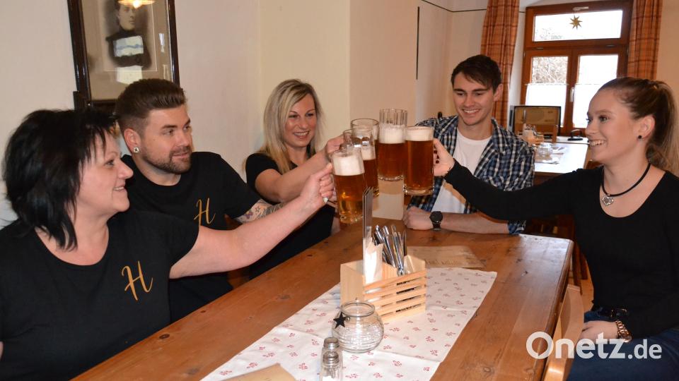 Das „Hammerer“-Team: Renate Röthner, Stefan Mauerer, Petra Dvoráková, Luca Gleißner und Maike Jäppel stoßen auf ein weiteres Zoigl-Wochenende an. Bild: szl