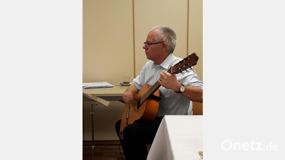 Werner Wildgans mit Gitarre. Bild: kwl