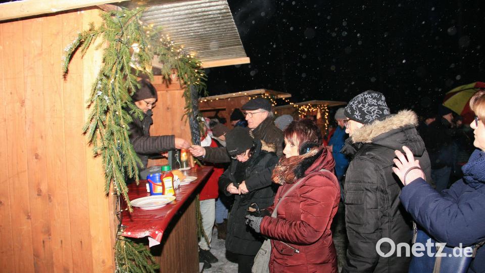 Ein viel besuchter Ort waren die Buden,, wo es allerhand Kulinarisches zu kaufen gab. Bild: wro