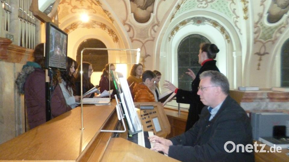 Harald Bäumler ist an der Orgel voll in seinem Element. Bild: kwl