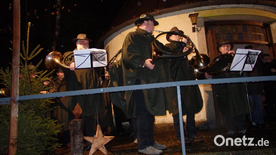 Die Jagdhornbläser umrahmen stimmungsvoll die romantische Waldweihnacht. Bild: wrt