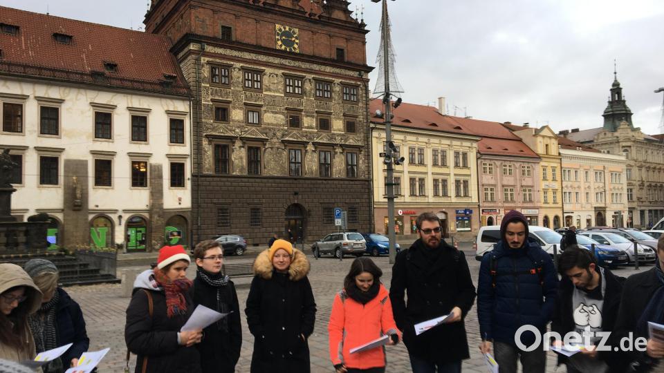 Deutsche und Tschechen knüpfen bei der Stadtrallye vor dem Pilsener Rathaus erste Kontakte. Bild: exb