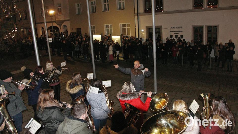 Eine Vielzahl der Mettenbesucher versammelte sich nach dem feierlichen Gottesdienst auf dem Obern Markt vor dem Rathaus zum "Christkindl anblasen" der Jugendblaskapelle. Bild: bph