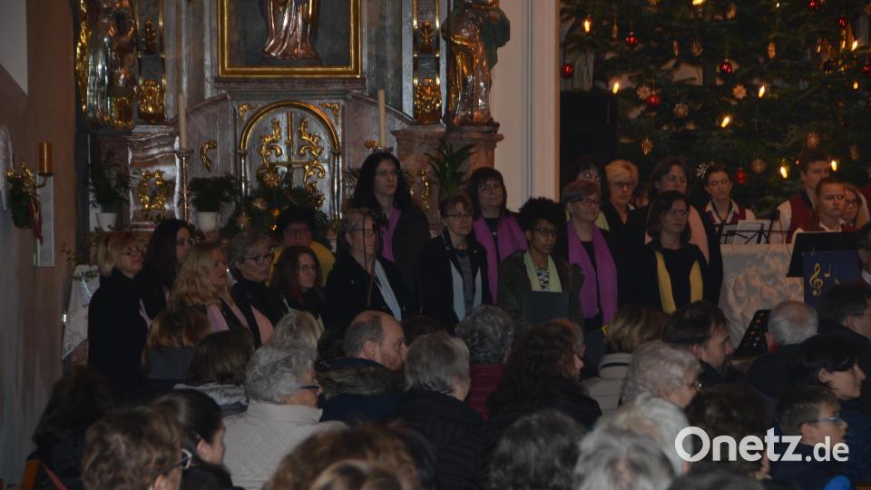 Der Waldauer Gospelchor unter Leitung von Katharina Portner war ebenfalls beim Weihnachtskonzert mit von der Partie. Bild: dob