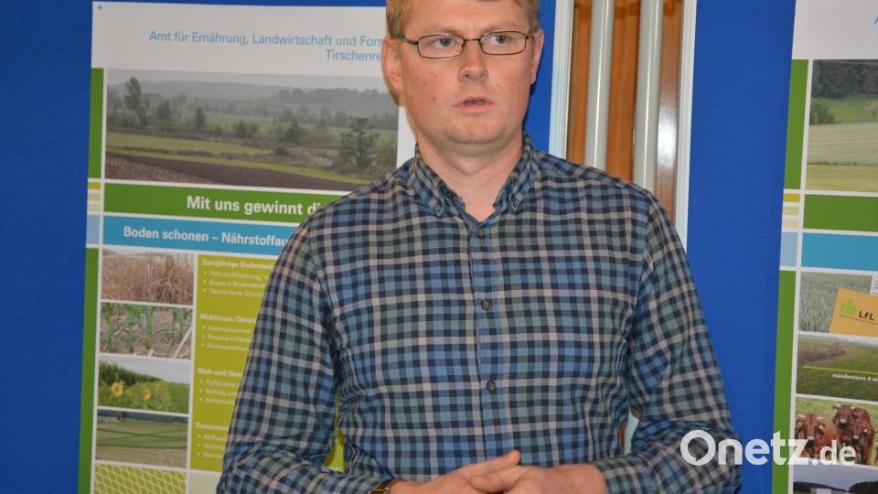 Pflanzenbauberater Johannes Schrems erläuterte die Maßnahmen der Landwirte bezüglich Gewässerschutz. Bild: jr