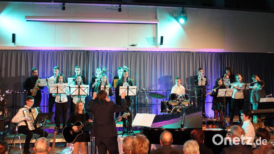 Das Schulorchester sorgt beim Weihnachtskonzert am Gymnasium Eschenbach für außerordentlich gute Klänge. Bild: stg