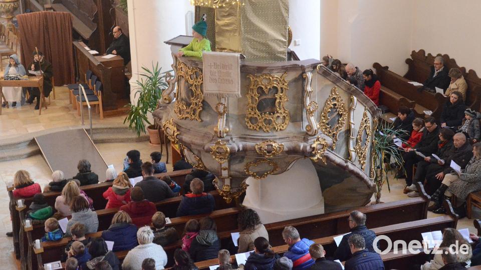 Bereits am Nachmittag war die Kirche zum Krippenspiel in St. Michael gut besucht. Bild: Kunz