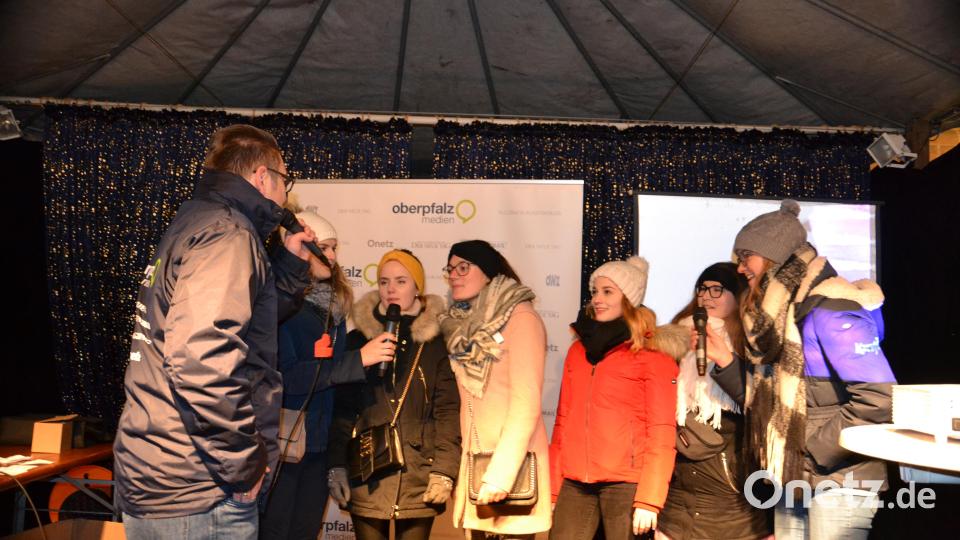 Karaoke am Weihnachtsmarkt begeistert Sänger und Zuhörer in Amberg und ist Kult. Bild: Enrico Hanf
