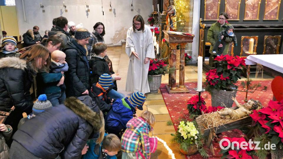 Vor der Krippe mit dem Christkind legten die Kinder ein Herz aus kleinen Lämpchen als Zeichen dafür, dass wir alle Jesus in unserem Herzen haben. Bild: wbe