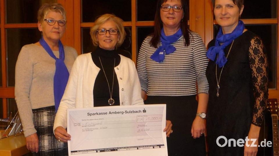 Seit 30 Jahren bedenkt der Katholische Frauenbund die Selbsthilfegruppe krebskranker Kinder zur Weihnachtszeit mit Spenden – heuer mit einem 1000-Euro-Scheck (von links): Irmgard Müller, SHG-Vorsitzende Petra Waldhauser, Gerlinde Siegert und Irmgard Sellmeyer. Bild: u