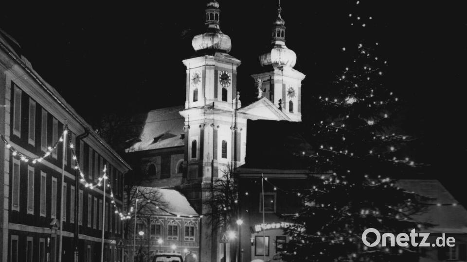 Der winterliche Johannisplatz, auf dem nun seit 1976 der „Christbaum für alle“ präsentiert wird. Bild: Sammlung Treml/ exb