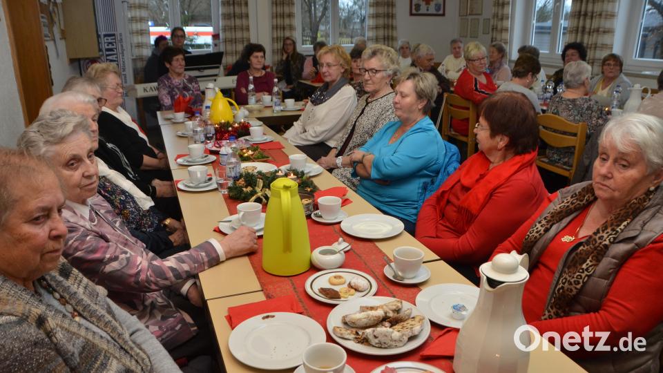 Christus geht auch am Heiligabend durch die Krankenhäuser. Für die Kranken scheint an Weihnachten ein Licht, aus dem sie Kraft schöpfen können. In der Krebsselbsthilfegruppe von Lotte Hofmann zog am vierten Adventssonntag im Rotkreuzhaus Ruhe und Besinnlichkeit ein. Im vergangenen Jahr verlor die Gruppe nur ein Mitglied. Bild: dob