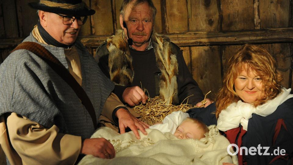 Friedlich schlummert das Jesuskind zwischen Maria und Josef in der Krippe, dahinter der blinde Bartimäus, der mit dem Herzen den Heiland sehen kann. Bild: gf
