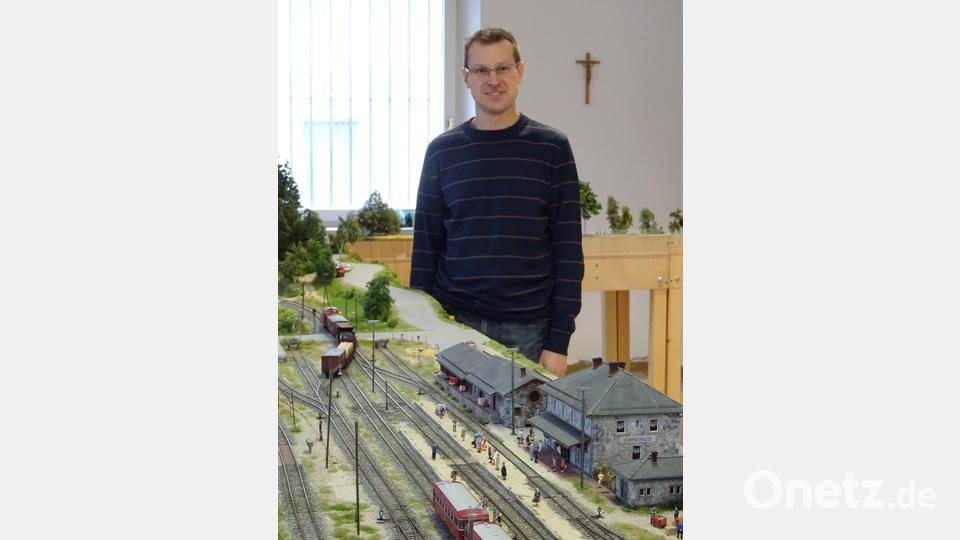 Thomas Sax hat bereits Tausende Stunden in das Projekt gesteckt. Fertig ist er aber noch lange nicht. Vor ihm steht das Modell des Vohenstraußer Bahnhofs. Bild: ens