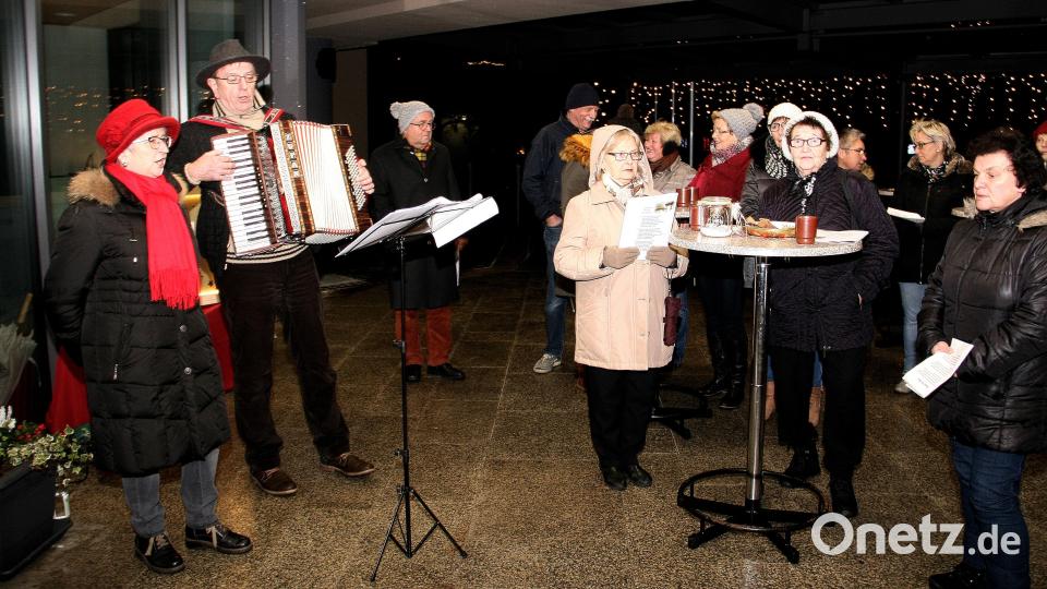 Gerne nutzte man die Gelegenheit, unterstützt von „Wiesauwie“, um sich gemeinsam mit passenden Liedern auf Weihnachten vorzubereiten. Bild: wro