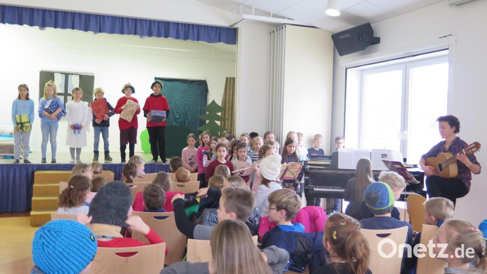 „Hightech allemal, schnelles Internet zum Weihnachtsmann ans Bett“, singt der Schulchor während des Weihnachtsmusicals der Grundschule. Bild: jzk