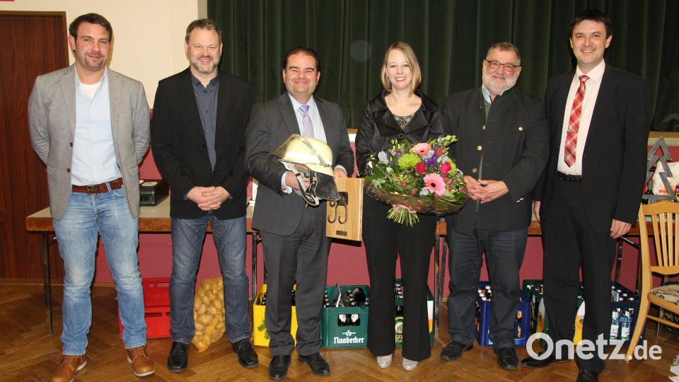 Die Feuerwehr nahm Abschied vom Vorsitzenden Harald Herrle (Dritter von links) und seiner Frau Elisabeth. Bild: ral