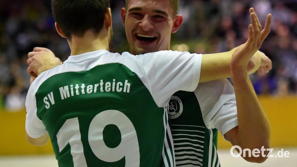 So jubeln siegreiche Mitterteicher: Simon Hecht (rechts) und Michael Drechsler umarmen sich nach dem Triumph beim Oberpfalz-Medien-Cup. Bild: A. Schwarzmeier