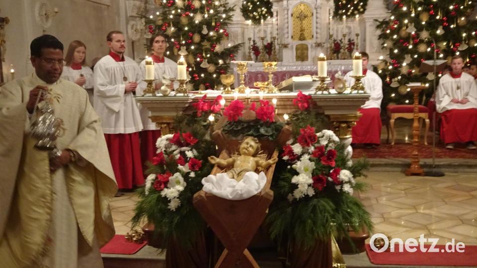 In der weihnachtlich geschmückten Pfarrkirche feierte Pater Georg die Christmette Bild: hm