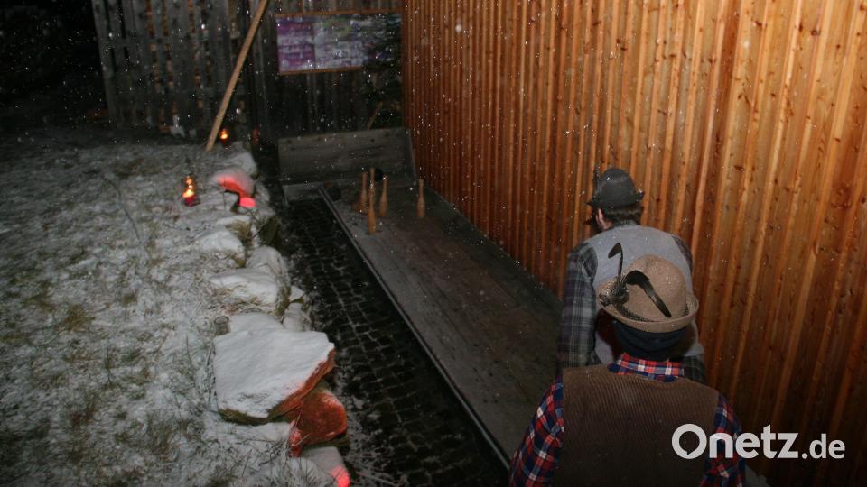 An der Kegelbahn versuchten die Buben ihr Glück mit der rollenden Kugel. Bild: wro