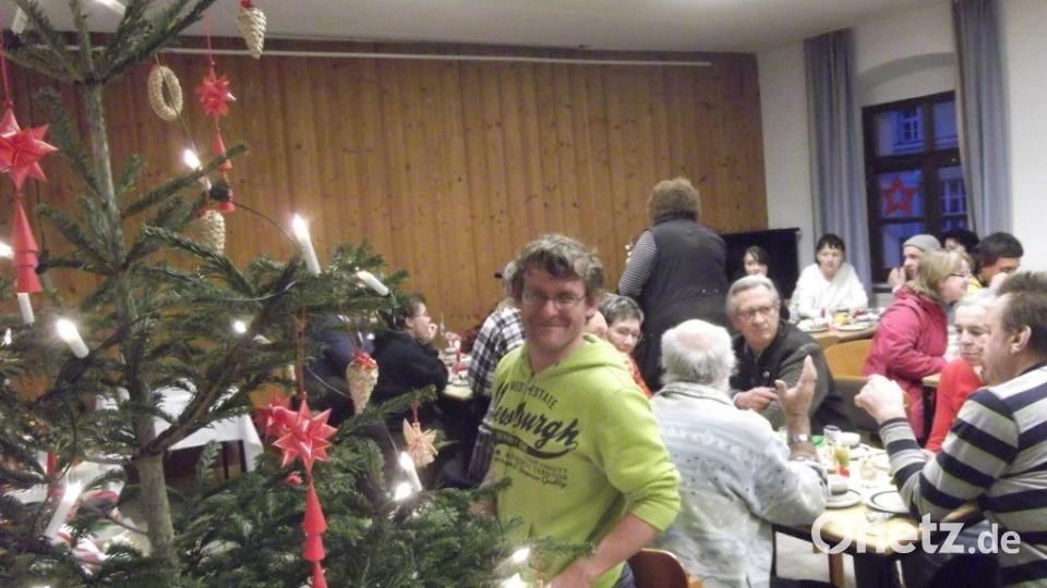 Weihnachten beim CVJM: 80 Menschen wollen an Heiligabend nicht allein sein und feiern gemeinsam. Bild: Monika Isheim, CVJM Amberg