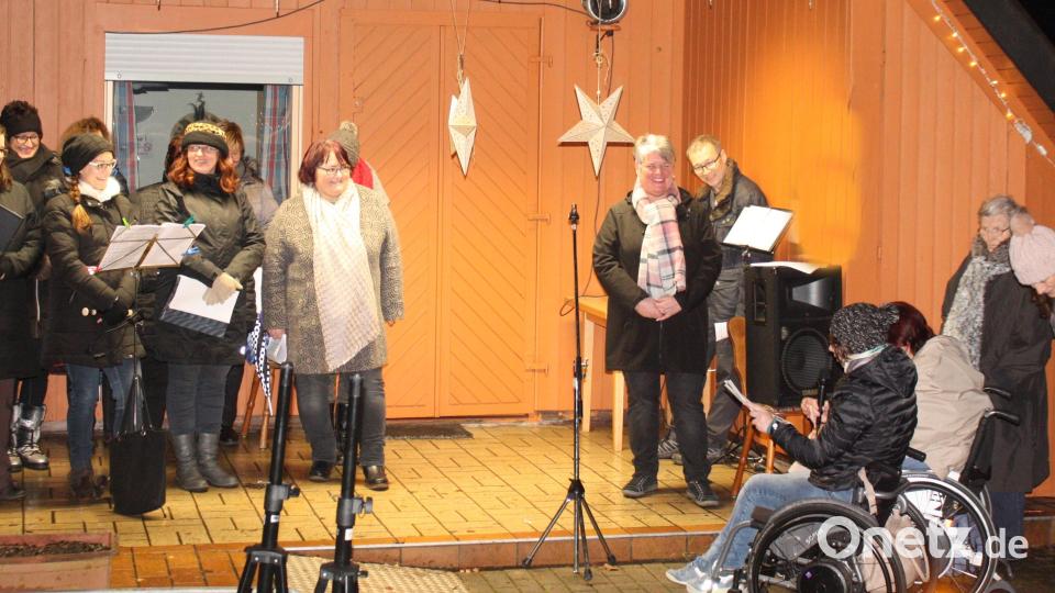 Über eine stimmungsvolle Waldweihnacht beim Vereinsheim am Schießlweiher freut sich nicht zuletzt BVS-Vorsitzende Sabine Birner (Sechste von rechts). Bild: R. Kreuzer