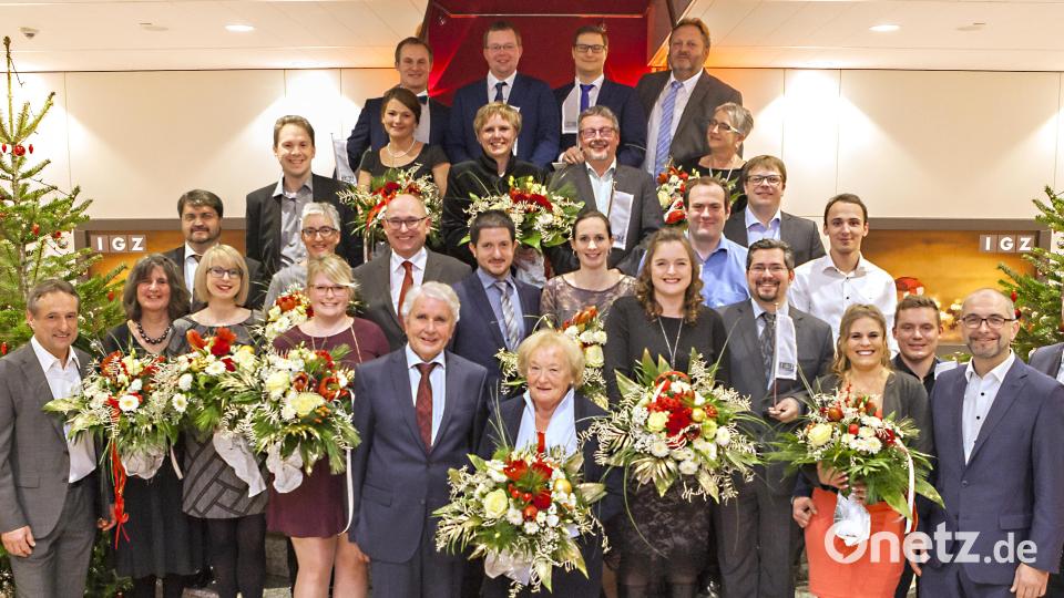IGZ-Geschäftsführer Johann Zrenner (links), Alfred Meyer (Zweiter von links), Christian Mattes (rechts) und Bereichsleiter Stefan Wittmann (Zweiter von rechts) gratulieren den Jubilaren. Zudem verabschieden sie Johann Gleich (vorne, Mitte) in den verdienten Ruhestand. Mit auf dem Bild sind die Partner der Geehrten. Bild: exb