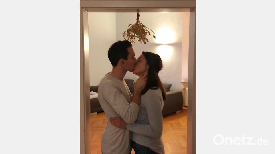 Ein beliebtes Mitbringsel für die Verwandtschaft ist in Tschechien ein Mistelzweig. Dieser wird über einem Türstock aufgehängt. Wenn zwei sich unter dem Mistelzweig küssen, wird ihre Liebe ewig währen. Hanna Pilz und Phillip Kraus probieren es gleich einmal aus. Bild: bec