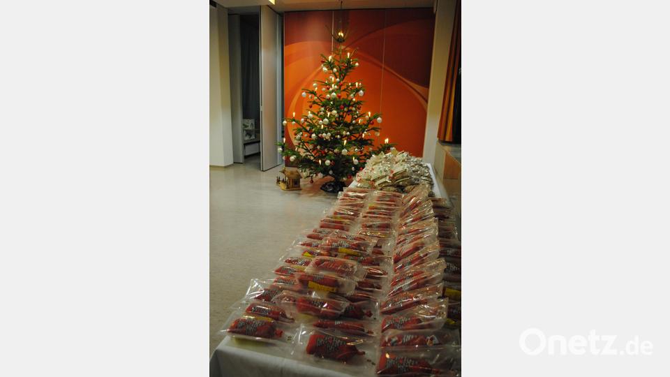 Weihnachtsbaum und Geschenke warten auf die Gäste. Bild: gag