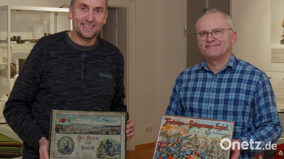 Franz Schöner und Roland Weis, die Hauptorganisatoren der Präsentation (von links) mit zwei Strategiespielen. Bild: tr