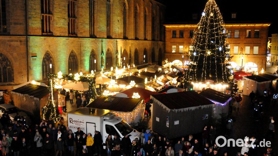 Kurzzeitig war außerhalb des Weihnachtsmarktes mehr los als drinnen zwischen den Buden. Bild: Stephan Huber