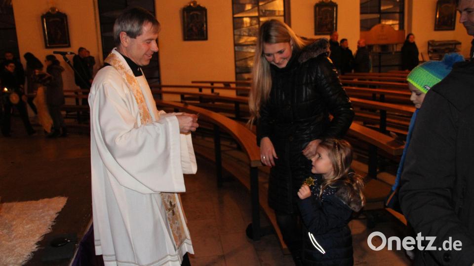 Pfarrer Werner Sulzer verteilte Sterne an die Kinder. Bild: bjo