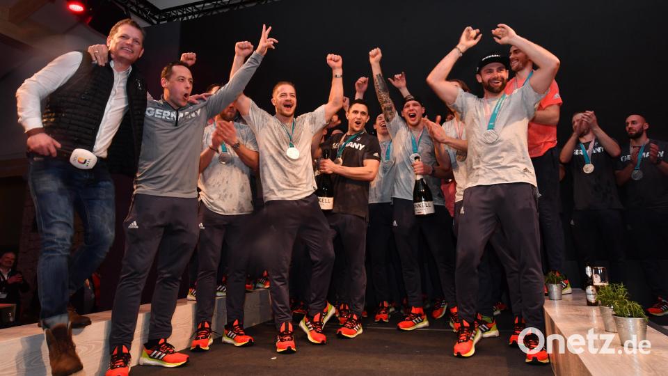 Top: Die Sternstunde des deutschen Eishockeys: 42 Jahre nach Olympia-Bronze in Innsbruck sorgen Bundestrainer Marco Sturm (2.v.l.) und sein Team mit Silber bei den Winterspielen in Pyeongchang für einen historischen Triumph. 55 Sekunden fehlen im Finale gegen Russland – und es wäre sogar Gold geworden. Zur Mannschaft gehört mit Dominik Kahun, inzwischen in der NHL, ein Akteur, der als Kind für den 1. EV Weiden auf dem Eis stand. (Rudi Gebert) Bild: Peter Kneffel/dpa