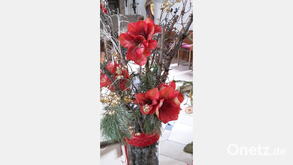 An Ideen mangelt es Stadtpfarrer Edmund Prechtl bei der Dekoration jedenfalls nicht. Das zeigt auch diese sehr schöne Kombination unterschiedlichster Blumen, Pflanzen und Materialien. Bild: mng
