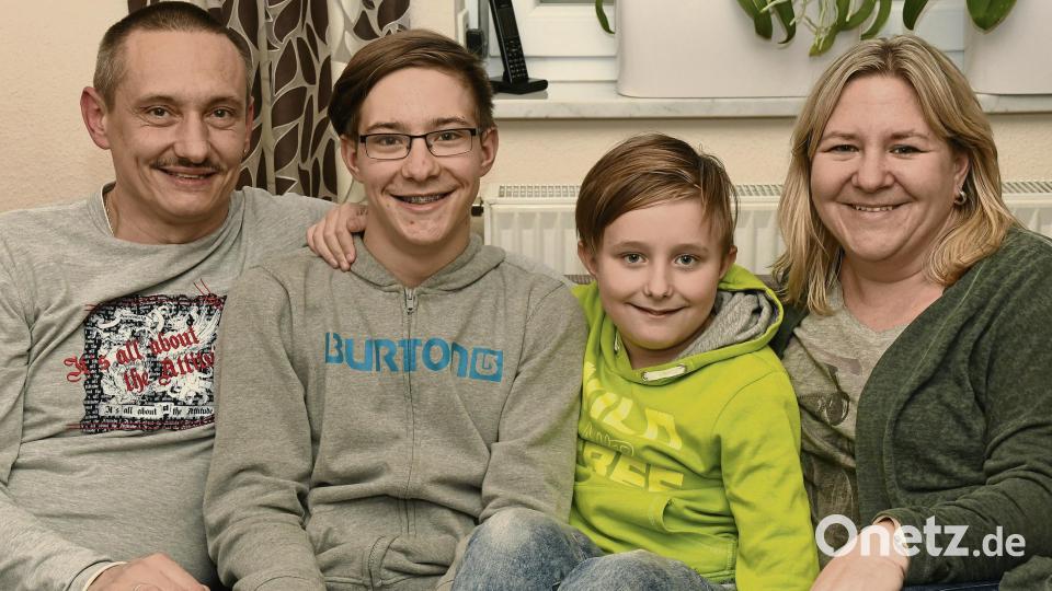 Birgit und Christian Färber mit ihren beiden Festtagskindern: Torben kam als Frühchen am 24. Dezember 2002 zur Welt, sein jüngerer Bruder Loris an Heilig-Drei-König. Eigentlich hatten die Eltern für ihren Erstgeborenen Noah oder Clemens als Name ins Auge gefasst, aber da er sich als Frühchen ins Leben kämpfen musste, nannten sie ihn Torben. Der Name ist in Skandinavien sehr beliebt und wird häufig mit Kämpfer ins Deutsche übersetzt. Bild: Petra Hartl
