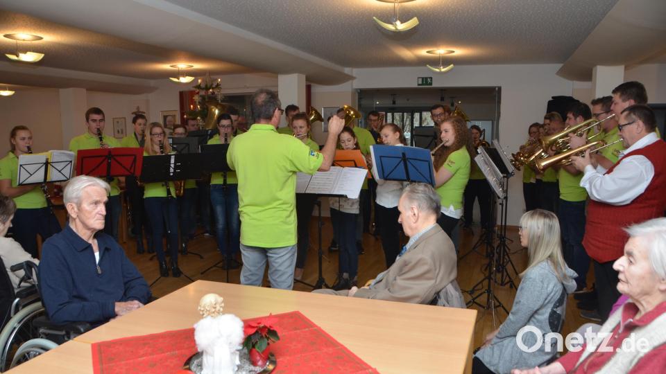 Am ersten Weihnachtsfeiertag bringen die Musikanten der Roggensteiner Jugendkapelle echte Weihnachtsfreude zu den Senioren ins Walter-Siegert-Caritasheim. Bild: dob