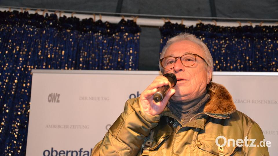 Karaoke am Weihnachtsmarkt begeistert Sänger und Zuhörer in Amberg und ist Kult. Bild: Enrico Hanf