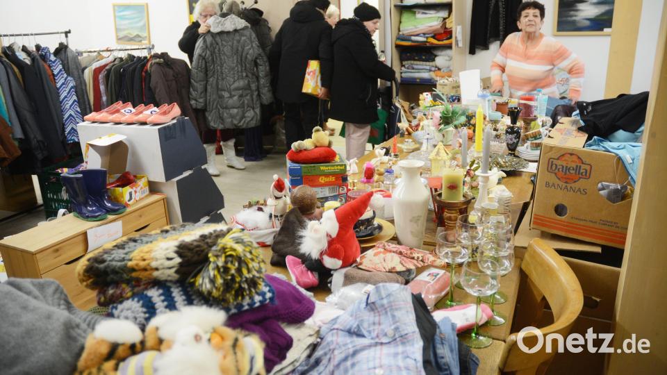 Die Tafel in Weiden bietet nicht nur Essensausgabe, sondern auch eine Wärmestube und einen Flohmarkt. Während die Aufwärmgelegenheit nur wenige nutzen, sind Klamotten und Geschirr sehr begehrt. Bild: Gabi Schönberger